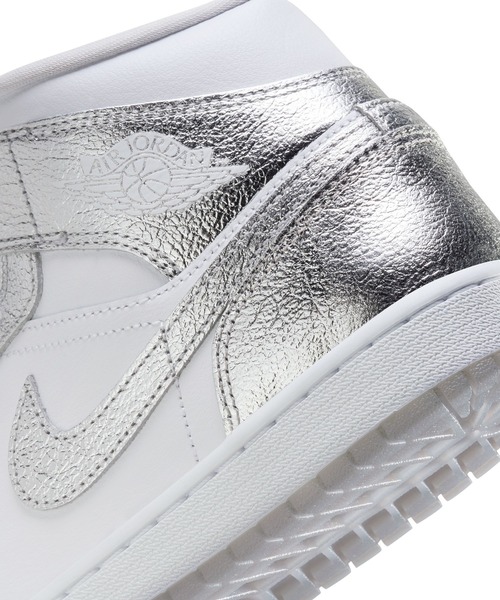 JORDAN BRAND(ジョーダンブランド)の「JORDAN BRAND W AIR JORDAN 1 MID SE FN5031-100(スニーカー・メンズ・シルバー・24cm/24.5cm/23.5cm)」の2枚目の写真