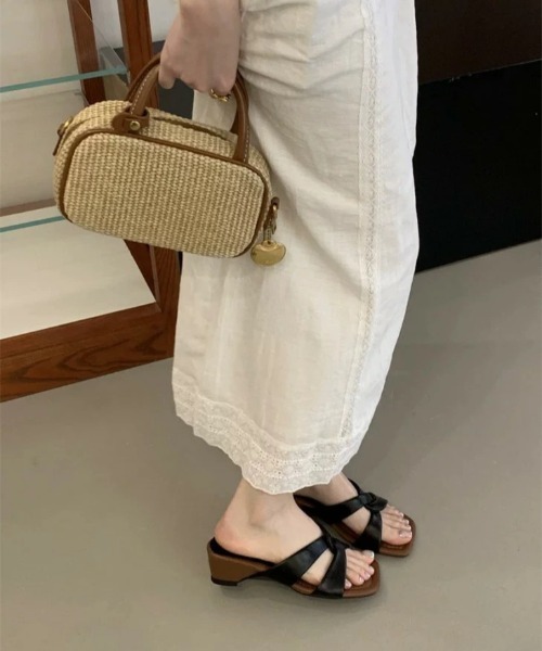 AMELY（エミリー）の「クロスツイストデザインサンダル（サンダル・レディース・ゴールド/アイボリー/ブラック/ブラウン・38/37/36/35/40/39）」の8枚目の写真