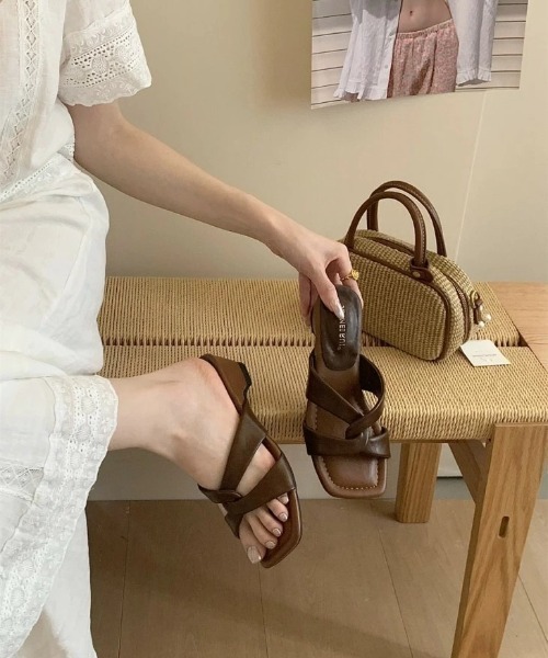 AMELY（エミリー）の「クロスツイストデザインサンダル（サンダル・レディース・ゴールド/アイボリー/ブラック/ブラウン・38/37/36/35/40/39）」の5枚目の写真
