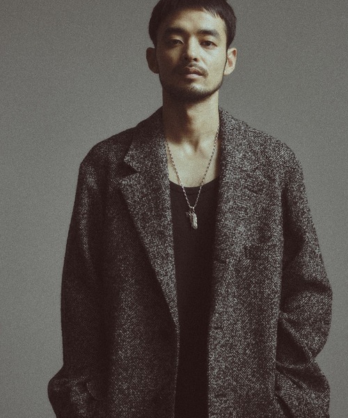 MEN'S BIGI(メンズビギ)の「【BASED ON MEN'S BIGI HERITAGE】ヘリンボーン シングルチェスターコート(チェスターコート・メンズ・ブラック系その他・02/03)」の3枚目の写真