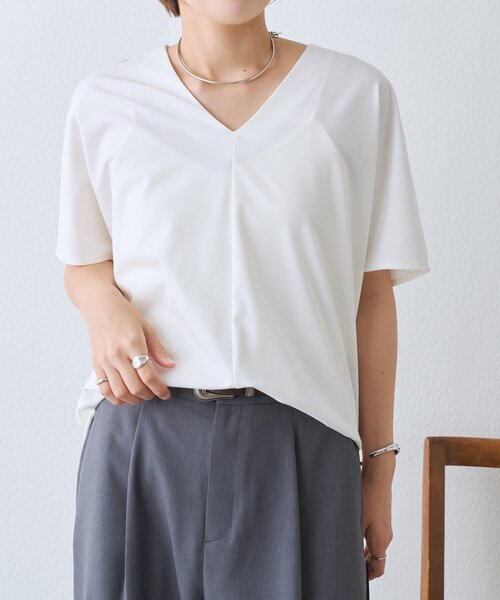 RIVE DROITE(リヴドロワ)の「【接触冷感/紫外線防止/セットアップ可】Vネックコクーンカットソー(オフィスカジュアル)(Tシャツ/カットソー・レディース・ブラック/オフホワイト/カーキ/ブルー・FREE)」の2枚目の写真