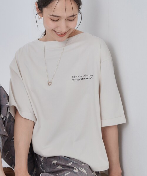 SHOO・LA・RUE(シューラルー)の「【ひんやり/体型カバー】首元すっきり ゆるバックギャザーTシャツ(Tシャツ/カットソー・レディース・チャコールグレー/ライトベージュ/ピンク系・00)」の2枚目の写真