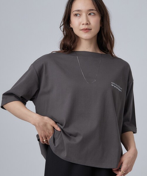 SHOO・LA・RUE(シューラルー)の「【ひんやり/体型カバー】首元すっきり ゆるバックギャザーTシャツ(Tシャツ/カットソー・レディース・チャコールグレー/ライトベージュ/ピンク系・00)」の1枚目の写真