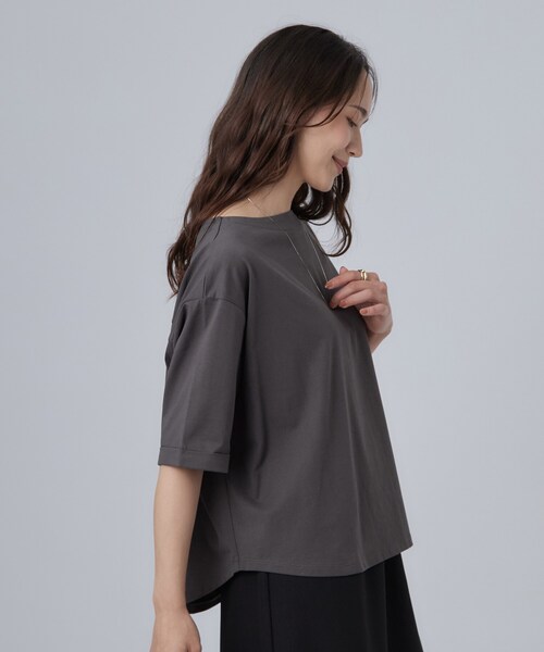SHOO・LA・RUE(シューラルー)の「【ひんやり/体型カバー】首元すっきり ゆるバックギャザーTシャツ(Tシャツ/カットソー・レディース・チャコールグレー/ライトベージュ/ピンク系・00)」の7枚目の写真
