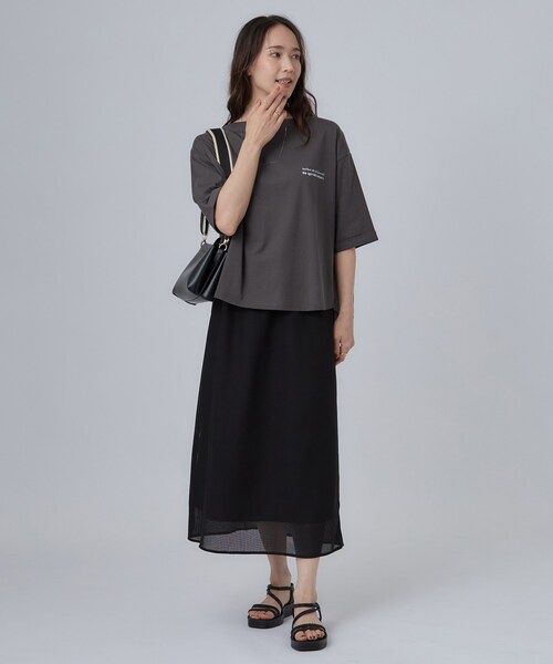 SHOO・LA・RUE(シューラルー)の「【ひんやり/体型カバー】首元すっきり ゆるバックギャザーTシャツ(Tシャツ/カットソー・レディース・チャコールグレー/ライトベージュ/ピンク系・00)」の9枚目の写真