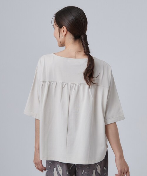 SHOO・LA・RUE(シューラルー)の「【ひんやり/体型カバー】首元すっきり ゆるバックギャザーTシャツ(Tシャツ/カットソー・レディース・チャコールグレー/ライトベージュ/ピンク系・00)」の18枚目の写真