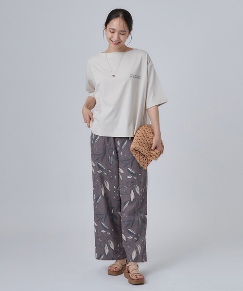 SHOO・LA・RUE(シューラルー)の「【ひんやり/体型カバー】首元すっきり ゆるバックギャザーTシャツ(Tシャツ/カットソー・レディース・チャコールグレー/ライトベージュ/ピンク系・00)」の4枚目の写真