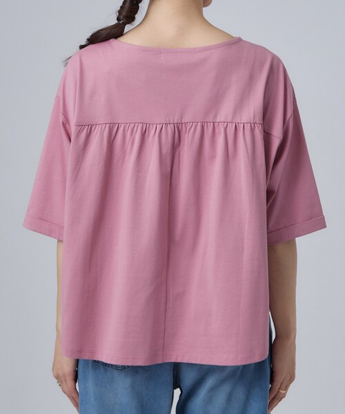 SHOO・LA・RUE(シューラルー)の「【ひんやり/体型カバー】首元すっきり ゆるバックギャザーTシャツ(Tシャツ/カットソー・レディース・チャコールグレー/ライトベージュ/ピンク系・00)」の21枚目の写真