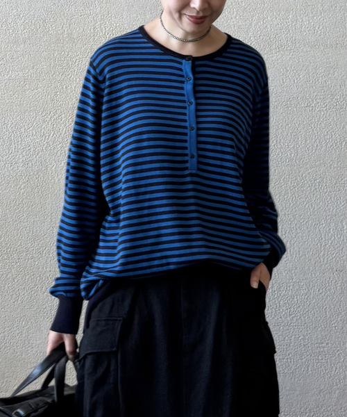 JOURNAL STANDARD LUXE（ジャーナルスタンダード　ラックス）の「Cテンジク ヘンリープルオーバー（ニット/セーター・レディース・ブルー/ブラウン/ブラック/ネイビー・FREE）」の4枚目の写真