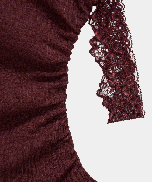 ETRE AU SOMMET(エトレオソメ)の「Lace One-Shoulder Shirring Top (Burgundy)(Tシャツ/カットソー・レディース・その他・FREE)」の4枚目の写真