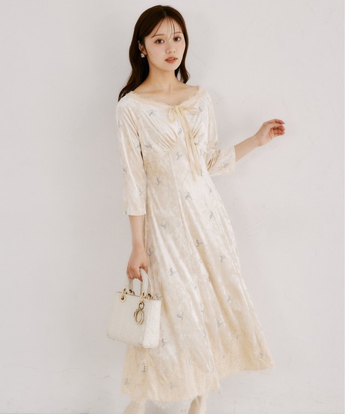 tocco closet(トッコ クローゼット)の「リボン付き小花刺繍ベロアレースラインワンピース(ワンピース・レディース・ブラック/ベージュ・M)」の2枚目の写真