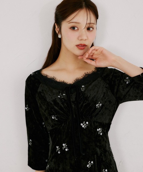tocco closet(トッコ クローゼット)の「リボン付き小花刺繍ベロアレースラインワンピース(ワンピース・レディース・ブラック/ベージュ・M)」の13枚目の写真