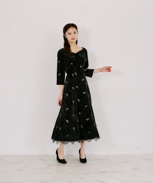 tocco closet(トッコ クローゼット)の「リボン付き小花刺繍ベロアレースラインワンピース(ワンピース・レディース・ブラック/ベージュ・M)」の4枚目の写真