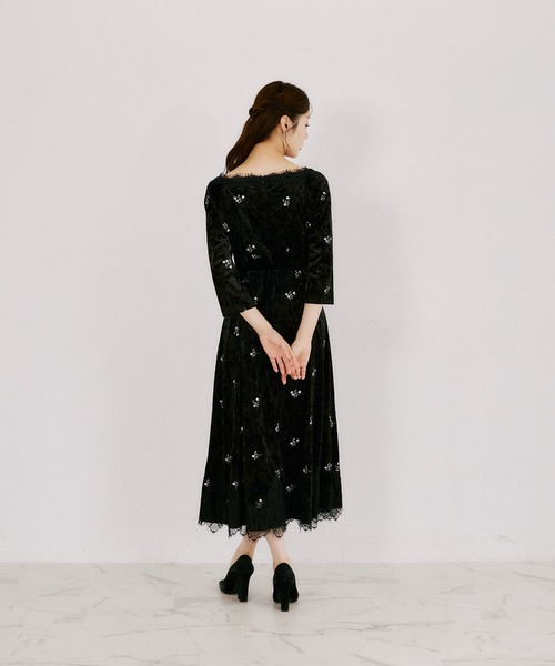 tocco closet(トッコ クローゼット)の「リボン付き小花刺繍ベロアレースラインワンピース(ワンピース・レディース・ブラック/ベージュ・M)」の5枚目の写真