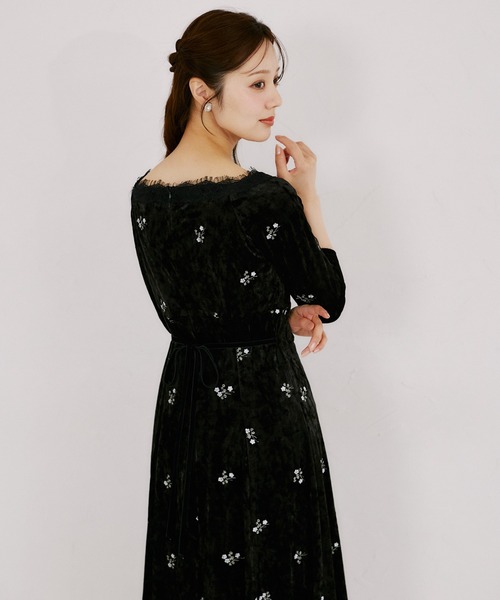 tocco closet(トッコ クローゼット)の「リボン付き小花刺繍ベロアレースラインワンピース(ワンピース・レディース・ブラック/ベージュ・M)」の15枚目の写真