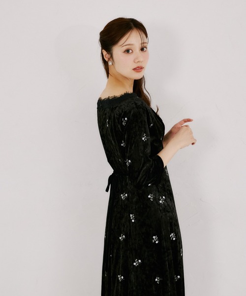 tocco closet(トッコ クローゼット)の「リボン付き小花刺繍ベロアレースラインワンピース(ワンピース・レディース・ブラック/ベージュ・M)」の14枚目の写真