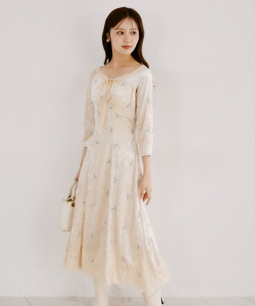 tocco closet(トッコ クローゼット)の「リボン付き小花刺繍ベロアレースラインワンピース(ワンピース・レディース・ブラック/ベージュ・M)」の22枚目の写真