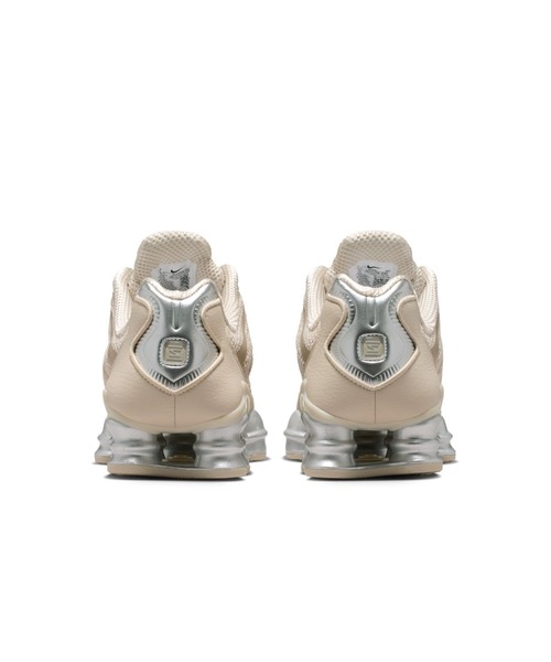 NIKE（ナイキ）の「NIKE/ナイキ WS ｼｮｯｸｽ TL（スニーカー・レディース・ベージュ・22.5cm/23cm/23.5cm/24.5cm/22cm）」の2枚目の写真