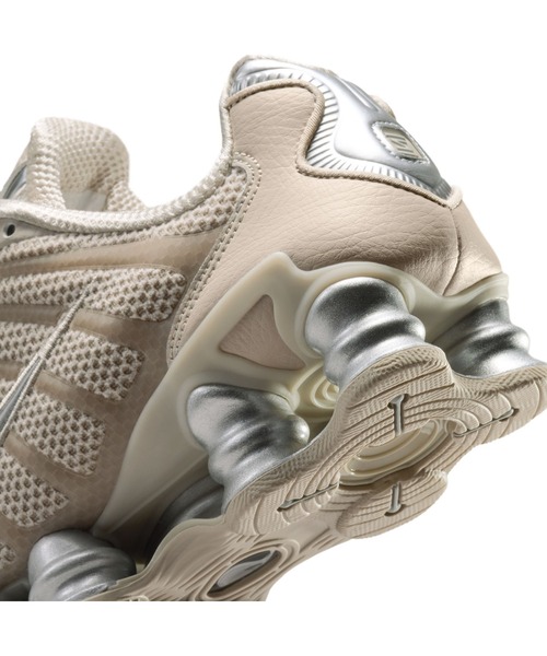 NIKE（ナイキ）の「NIKE/ナイキ WS ｼｮｯｸｽ TL（スニーカー・レディース・ベージュ・22.5cm/23cm/23.5cm/24.5cm/22cm）」の11枚目の写真