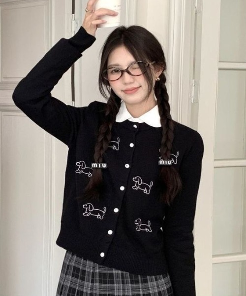 AVYL(アヴィル)の「ダックスフンド刺繍ニットカーディガン(カーディガン/ボレロ・レディース・ブラック・M)」の1枚目の写真