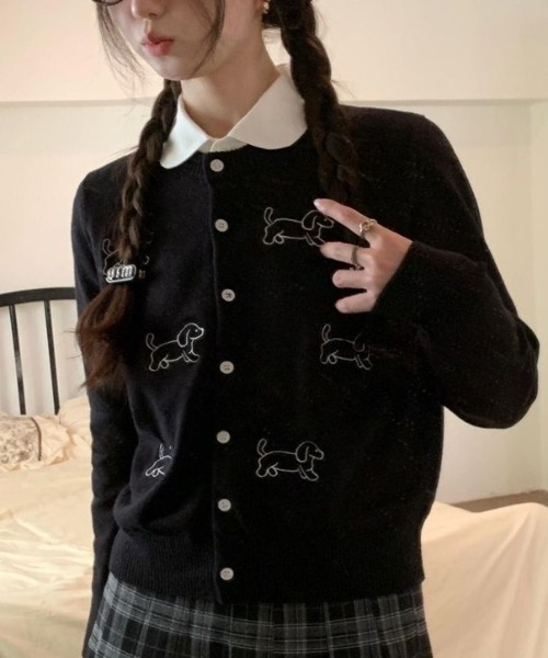 AVYL(アヴィル)の「ダックスフンド刺繍ニットカーディガン(カーディガン/ボレロ・レディース・ブラック・M)」の4枚目の写真