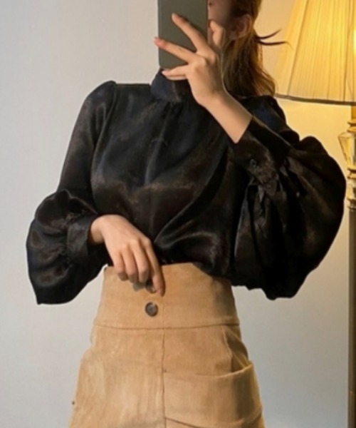 Aelina(エリナ)の「ハーフネックパフスリーブフェイクサテンブラウス(シャツ/ブラウス・レディース・ブラック/ホワイト/ブラウン・FREE)」の3枚目の写真