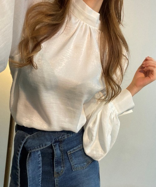 Aelina(エリナ)の「ハーフネックパフスリーブフェイクサテンブラウス(シャツ/ブラウス・レディース・ブラック/ホワイト/ブラウン・FREE)」の8枚目の写真