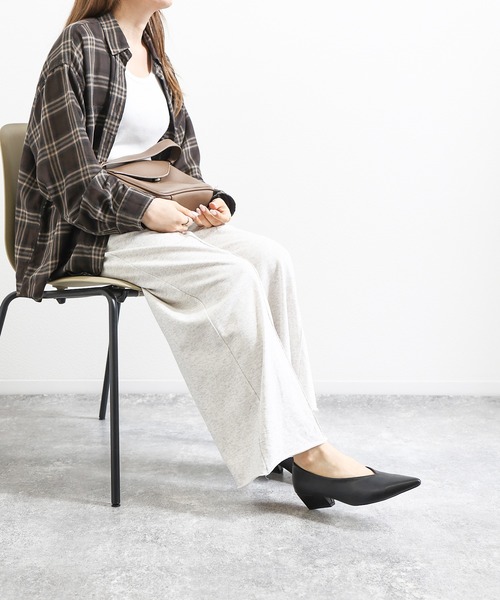 SOROTTO(ソロット)の「Vカットデザイン 4cmヒール ポインテッドトゥストレートチャンキーヒールパンプス(パンプス・レディース・ブラック・24.5cm/24.0cm/23.5cm/23.0cm/22.5cm)」の3枚目の写真