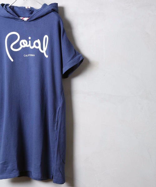roial(ロイアル)の「GRIFF / ROIAL(ロイアル) フロントブランドロゴプリント ミドル丈 フード付き ルームウェア 半袖Tシャツ ワンピース(ワンピース・レディース・ネイビー/ホワイト/ピンク系その他/グレー・MEDIUM/SMALL)」の1枚目の写真