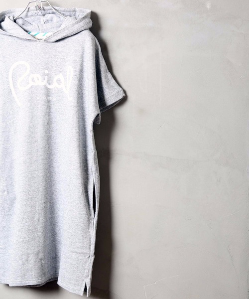 roial(ロイアル)の「GRIFF / ROIAL(ロイアル) フロントブランドロゴプリント ミドル丈 フード付き ルームウェア 半袖Tシャツ ワンピース(ワンピース・レディース・ネイビー/ホワイト/ピンク系その他/グレー・MEDIUM/SMALL)」の3枚目の写真