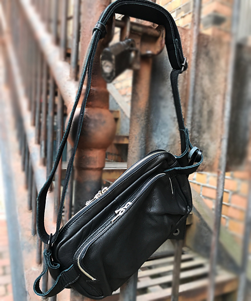 DECADE(ディケイド)の「オイルドカウレザー・ウェスト・ボディバッグ(M) DECADE(No-00952) Oiled Cow Leather Waist Body Bag ディケイド(ボディバッグ/ウエストポーチ)」|ブラック