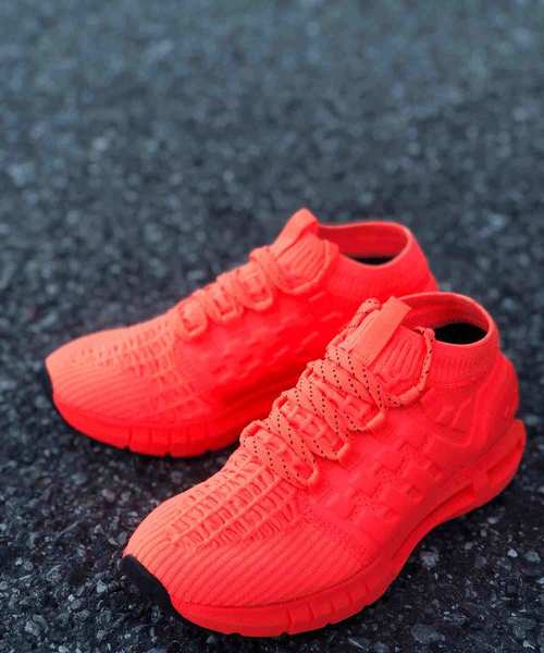 UNDER ARMOUR（アンダーアーマー）の「レディース ランニングシューズ / ホバーファントム Bフィット（スニーカー・レディース・アイボリー/ライトグレー/パープル/ピンク/チャコールグレー/ブラック×ブルー/ブラック×ホワイト/スカイブルー・23/22.5/26/25.5/25/24.5/24/23.5/26.0/25.0/24.0）」の8枚目の写真