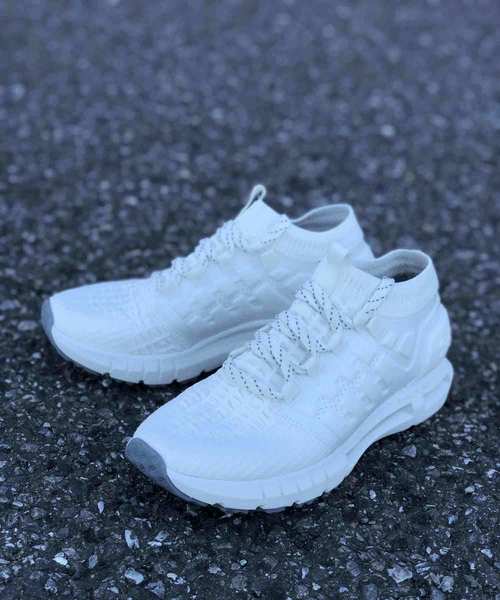 UNDER ARMOUR（アンダーアーマー）の「レディース ランニングシューズ / ホバーファントム Bフィット（スニーカー・レディース・アイボリー/ライトグレー/パープル/ピンク/チャコールグレー/ブラック×ブルー/ブラック×ホワイト/スカイブルー・23/22.5/26/25.5/25/24.5/24/23.5/26.0/25.0/24.0）」の2枚目の写真