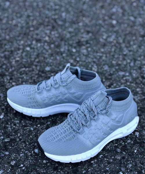 UNDER ARMOUR（アンダーアーマー）の「レディース ランニングシューズ / ホバーファントム Bフィット（スニーカー・レディース・アイボリー/ライトグレー/パープル/ピンク/チャコールグレー/ブラック×ブルー/ブラック×ホワイト/スカイブルー・23/22.5/26/25.5/25/24.5/24/23.5/26.0/25.0/24.0）」の6枚目の写真