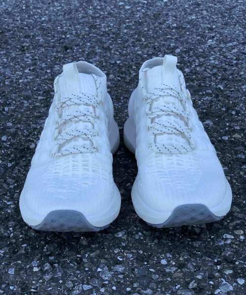 UNDER ARMOUR（アンダーアーマー）の「レディース ランニングシューズ / ホバーファントム Bフィット（スニーカー・レディース・アイボリー/ライトグレー/パープル/ピンク/チャコールグレー/ブラック×ブルー/ブラック×ホワイト/スカイブルー・23/22.5/26/25.5/25/24.5/24/23.5/26.0/25.0/24.0）」の14枚目の写真