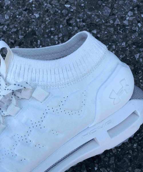 UNDER ARMOUR（アンダーアーマー）の「レディース ランニングシューズ / ホバーファントム Bフィット（スニーカー・レディース・アイボリー/ライトグレー/パープル/ピンク/チャコールグレー/ブラック×ブルー/ブラック×ホワイト/スカイブルー・23/22.5/26/25.5/25/24.5/24/23.5/26.0/25.0/24.0）」の15枚目の写真