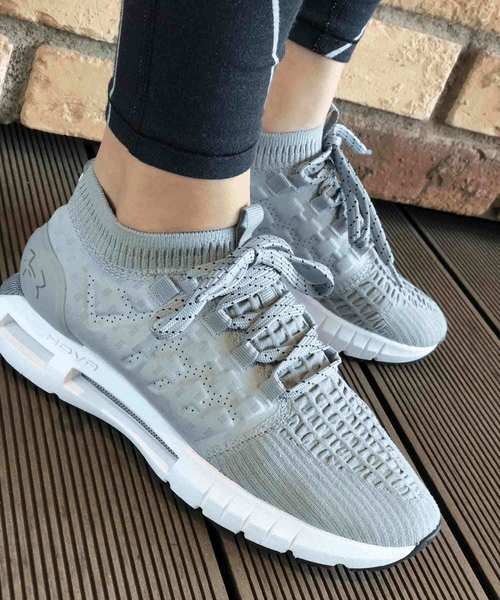 UNDER ARMOUR（アンダーアーマー）の「レディース ランニングシューズ / ホバーファントム Bフィット（スニーカー・レディース・アイボリー/ライトグレー/パープル/ピンク/チャコールグレー/ブラック×ブルー/ブラック×ホワイト/スカイブルー・23/22.5/26/25.5/25/24.5/24/23.5/26.0/25.0/24.0）」の17枚目の写真