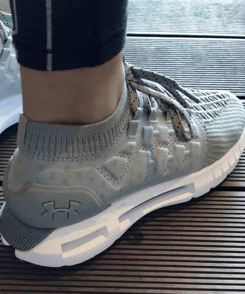 UNDER ARMOUR（アンダーアーマー）の「レディース ランニングシューズ / ホバーファントム Bフィット（スニーカー・レディース・アイボリー/ライトグレー/パープル/ピンク/チャコールグレー/ブラック×ブルー/ブラック×ホワイト/スカイブルー・23/22.5/26/25.5/25/24.5/24/23.5/26.0/25.0/24.0）」の18枚目の写真