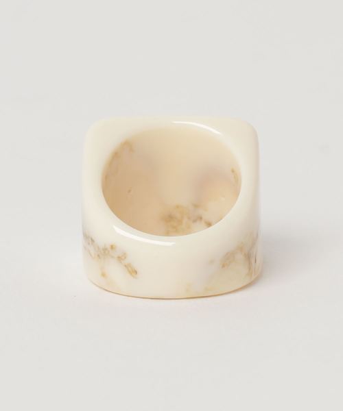 natural couture（ナチュラルクチュール）の「大理石風マーブルリング（リング・レディース・アイボリー/ブラウン/グレー・FREE）」の4枚目の写真