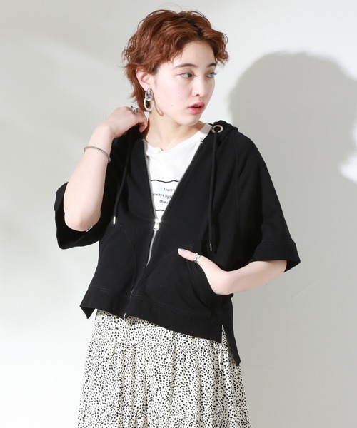 libelle more（リベル モア）の「半袖パーカー（パーカー・レディース・ブラック/ベージュ/オフホワイト/カーキ/モカ・FREE）」の2枚目の写真