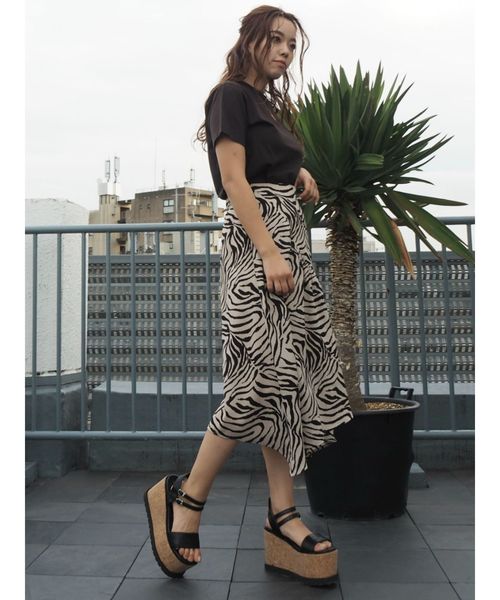 EVRIS（エヴリス）の「クロコストラップウエッジサンダル（サンダル・レディース・ブラック/ベージュ・SMALL/MEDIUM/LARGE）」の9枚目の写真
