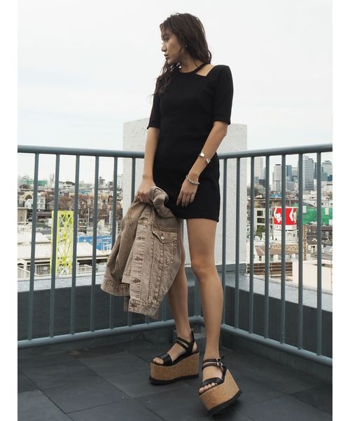 EVRIS（エヴリス）の「クロコストラップウエッジサンダル（サンダル・レディース・ブラック/ベージュ・SMALL/MEDIUM/LARGE）」の18枚目の写真