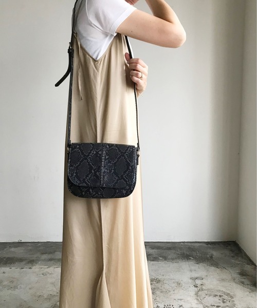 COMMON WARE(コモンウェアー)の「ST:ROVERETO SQUARE FLAP BAG スクウェア フラップ バック(ショルダーバッグ・レディース・ブラック/ブラック系その他/ベージュ/キャメル・FREE)」の8枚目の写真