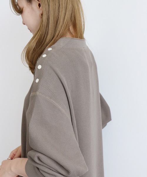 AMERICAN HOLIC(アメリカンホリック)の「ショルダーボタンワッフルカットワンピース *(ワンピース・レディース・チャコールグレー/モカ/ベージュ系その他・FREE)」の7枚目の写真