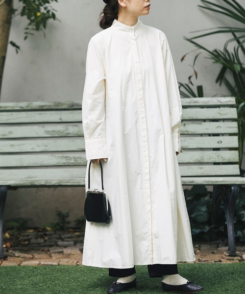 and R(アンドアール)の「コットンタイプライターバックタックワンピース(ワンピース・レディース・オフホワイト/ネイビー/クリーム・FREE)」の6枚目の写真