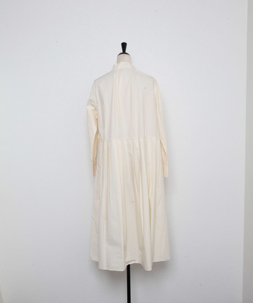 and R(アンドアール)の「コットンタイプライターバックタックワンピース(ワンピース・レディース・オフホワイト/ネイビー/クリーム・FREE)」の11枚目の写真