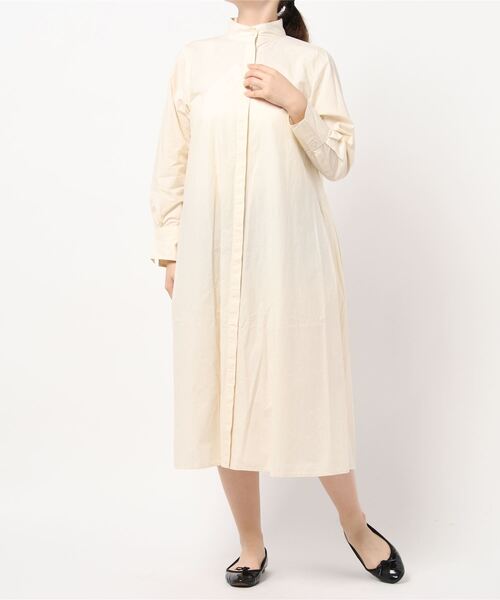 and R(アンドアール)の「コットンタイプライターバックタックワンピース(ワンピース・レディース・オフホワイト/ネイビー/クリーム・FREE)」の16枚目の写真