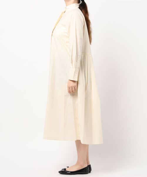 and R(アンドアール)の「コットンタイプライターバックタックワンピース(ワンピース・レディース・オフホワイト/ネイビー/クリーム・FREE)」の17枚目の写真