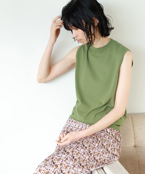 LAKOLE（ラコレ）の「14Gスリーブレスハイネックプルオーバー / 933226（ニット/セーター・レディース・ブラック/グリーン/ライトイエロー/キャメル・SMALL/MEDIUM）」の2枚目の写真