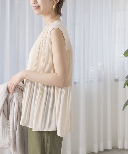 URBAN RESEARCH（アーバンリサーチ）の「プリーツデザインノースリーブブラウス（シャツ/ブラウス・レディース・アイボリー/ドット/ミント・FREE）」の5枚目の写真